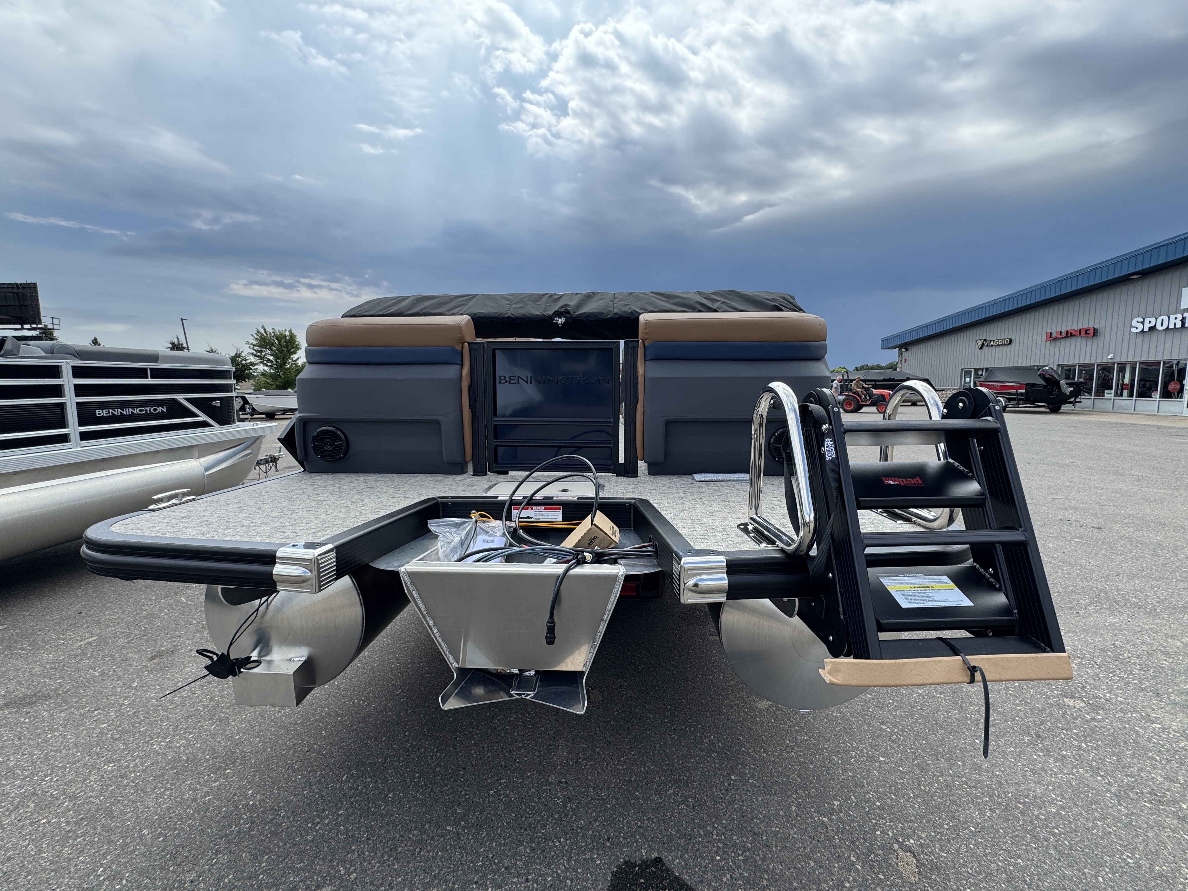 2027 BENNINGTON 22MFB PONTOON
