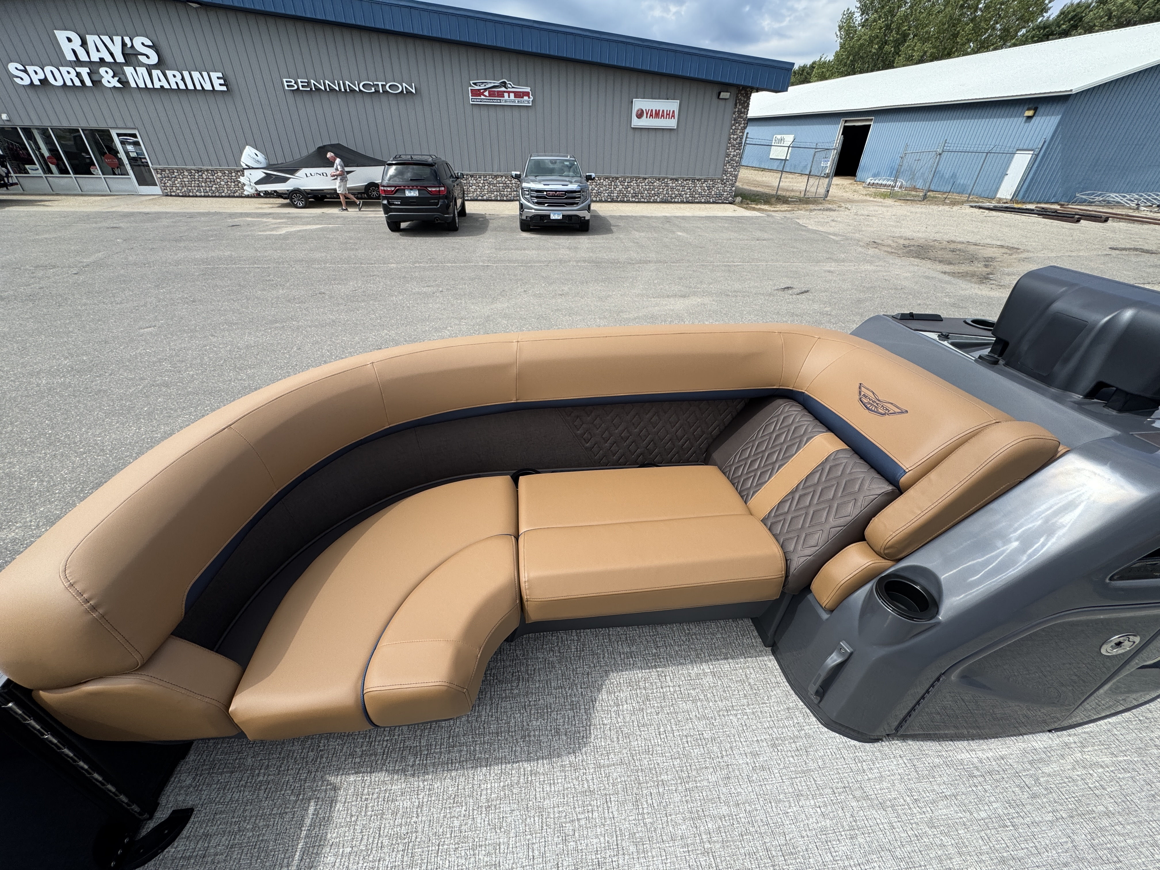 2027 BENNINGTON 22MFB PONTOON