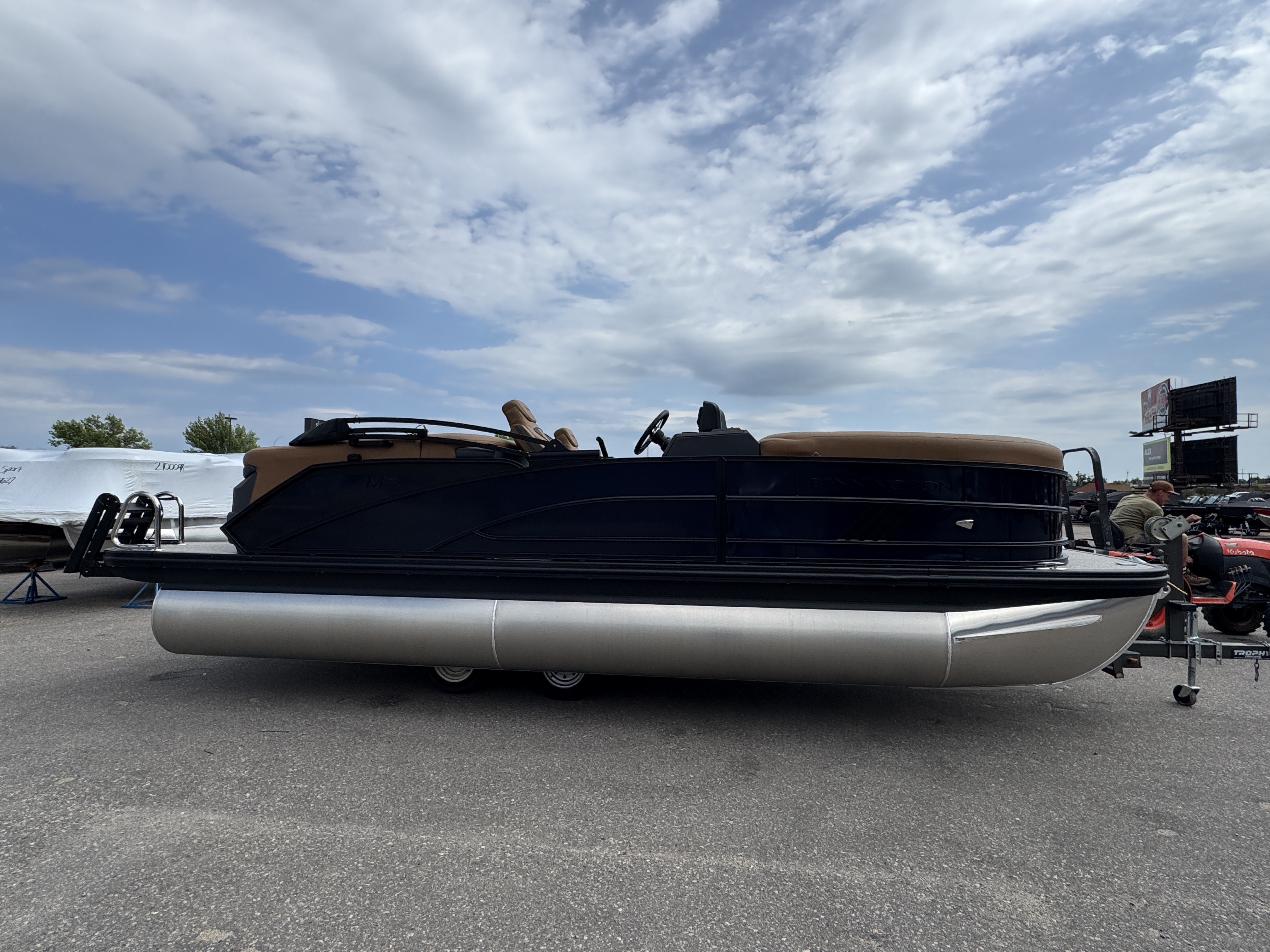 2027 BENNINGTON 22MFB PONTOON