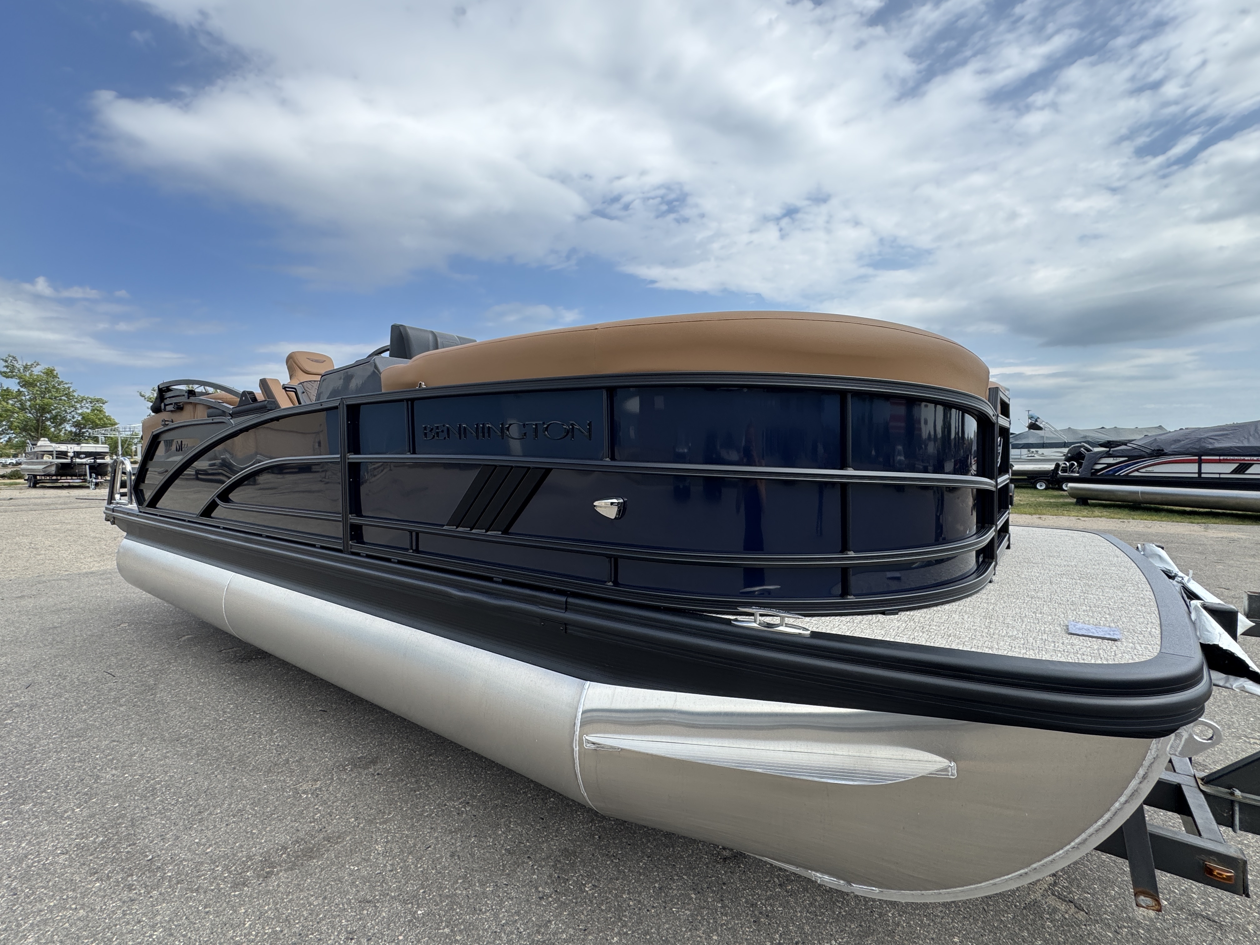 2027 BENNINGTON 22MFB PONTOON
